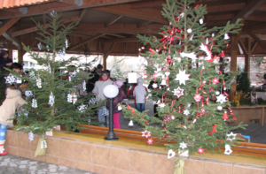 Společné zdobení vánočních stromků